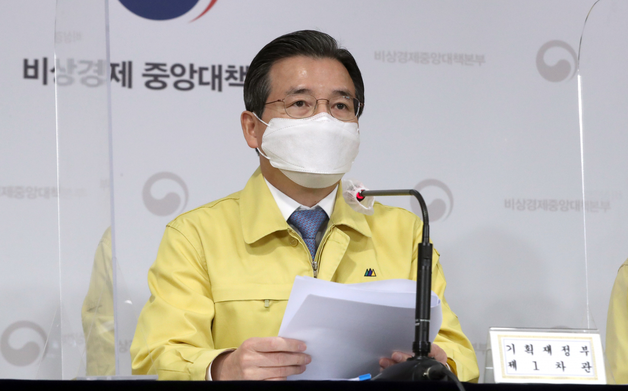 김용범 기획재정부 제1차관이 6일 정부서울청사에서 열린 제25차 비상경제 중대본 회의 겸 제8차 한국판 뉴딜 관계 장관회의 정례브리핑에서 발언하고 있다. ［연합］