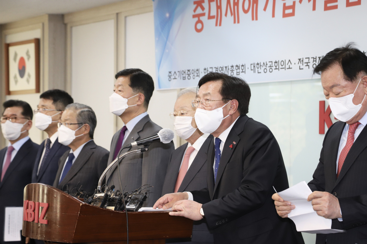 김기문 중소기업중앙회 회장(오른쪽 두번째) 등 10개 경제단체 대표들이 6일 여의도 중소기업중앙회에서 중대재해기업처벌법에 대한 긴급 입장발표를 진행했다.[중소기업중앙회 제공]