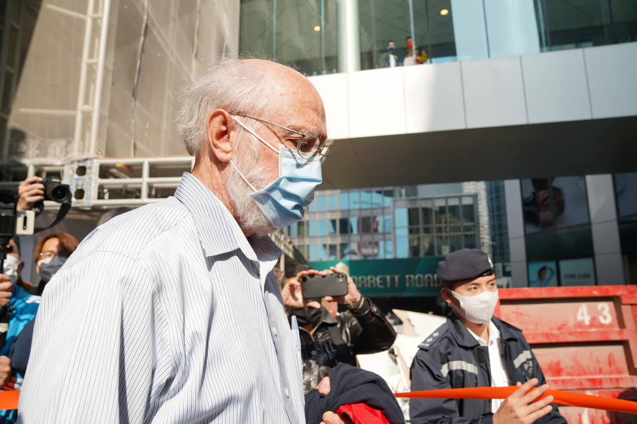 미국인 변호사 존 클랜시가 6일 홍콩 민주화 인사들과 함께 홍콩보안법 위반 혐의로 경찰에 체포되고 있다.[로이터]