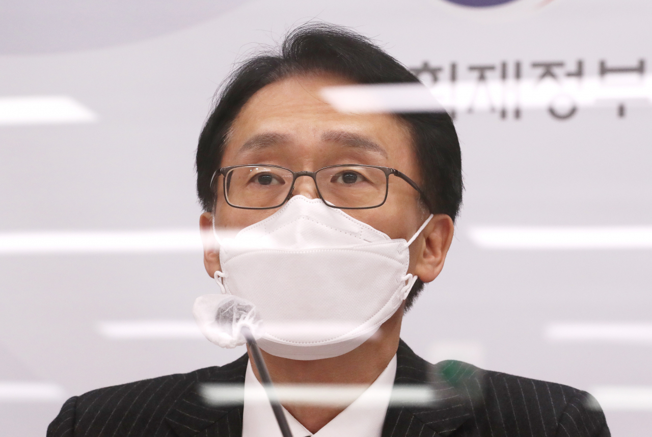 임재현 기획재정부 세제실장이 지난 5일 세종시 정부세종청사에서 열린 조세특례제한법과 소득세법·법인세법 개정안 마련 등 '2020년 세법개정 후속 시행령 개정안'과 관련해 사전 브리핑을 하고 있다. ［연합］