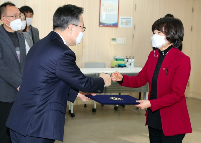 지난해 12월 유성훈 금천구청장(사진 왼쪽)이 국장급 승진인사 임용장 수여식에서 김미희 복지가족국장에게 임용장을 전달하고 있다. [금천구 제공]