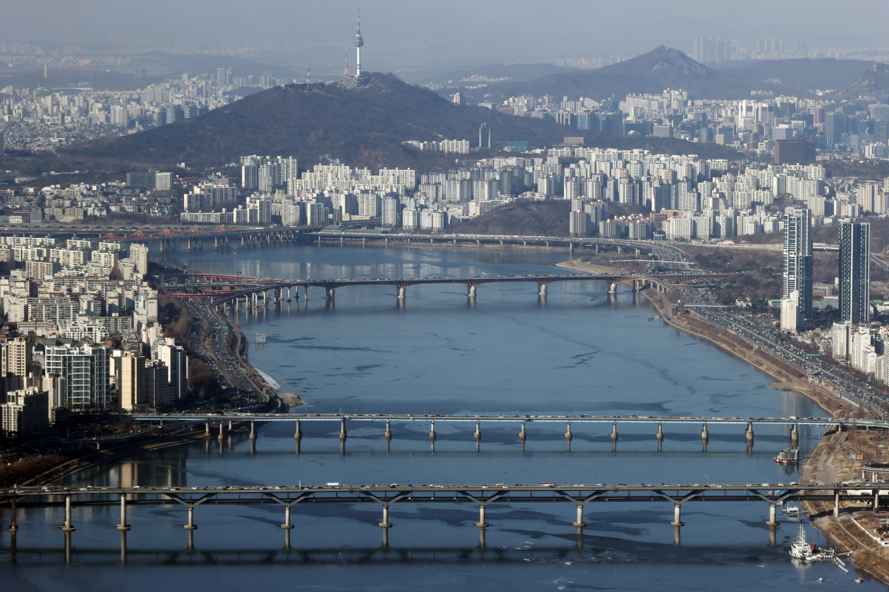 서울의 아침 최저기온이 영하 12도, 낮기온도 영하권에 머문 6일 서울 송파구 롯데월드타워 전망대 서울스카이에서 바라본 청담대교(아래)에서 성수대교 구간 한강 수면에 얼음이 얼고 있다. 기상청은 7일에는 더욱 강한 찬 공기가 내려오면서 아침 최저기온이 2&sim;4도 더 떨어지고 낮 최고기온도 5&sim;10도 더 내려가 수도권과 강원 영서의 낮 기온이 영하 10도 이하, 충청·전라·경북권은 영하 5도 이하의 분포를 보이겠다고 예보했다. 연합뉴스