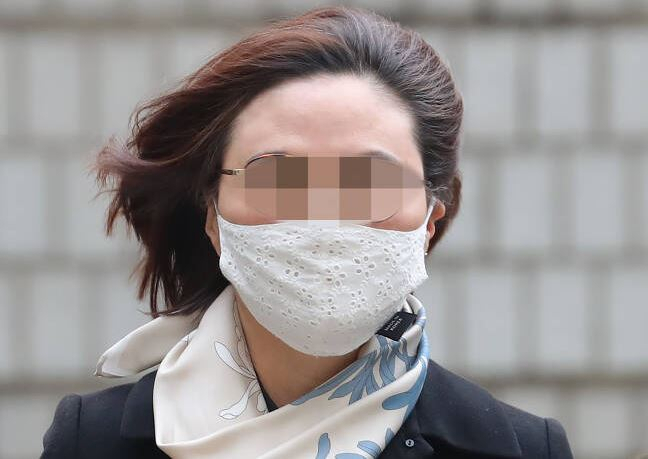 자녀 입시비리와 사모펀드 투자 의혹 등 혐의로 재판에 넘겨진 조국 전 법무부 장관의 부인 정경심 동양대 교양학뷰 교수가 지난해 12월 23일 오후 서울 서초구 서울중앙지법에 출석하고 있다.[연합]