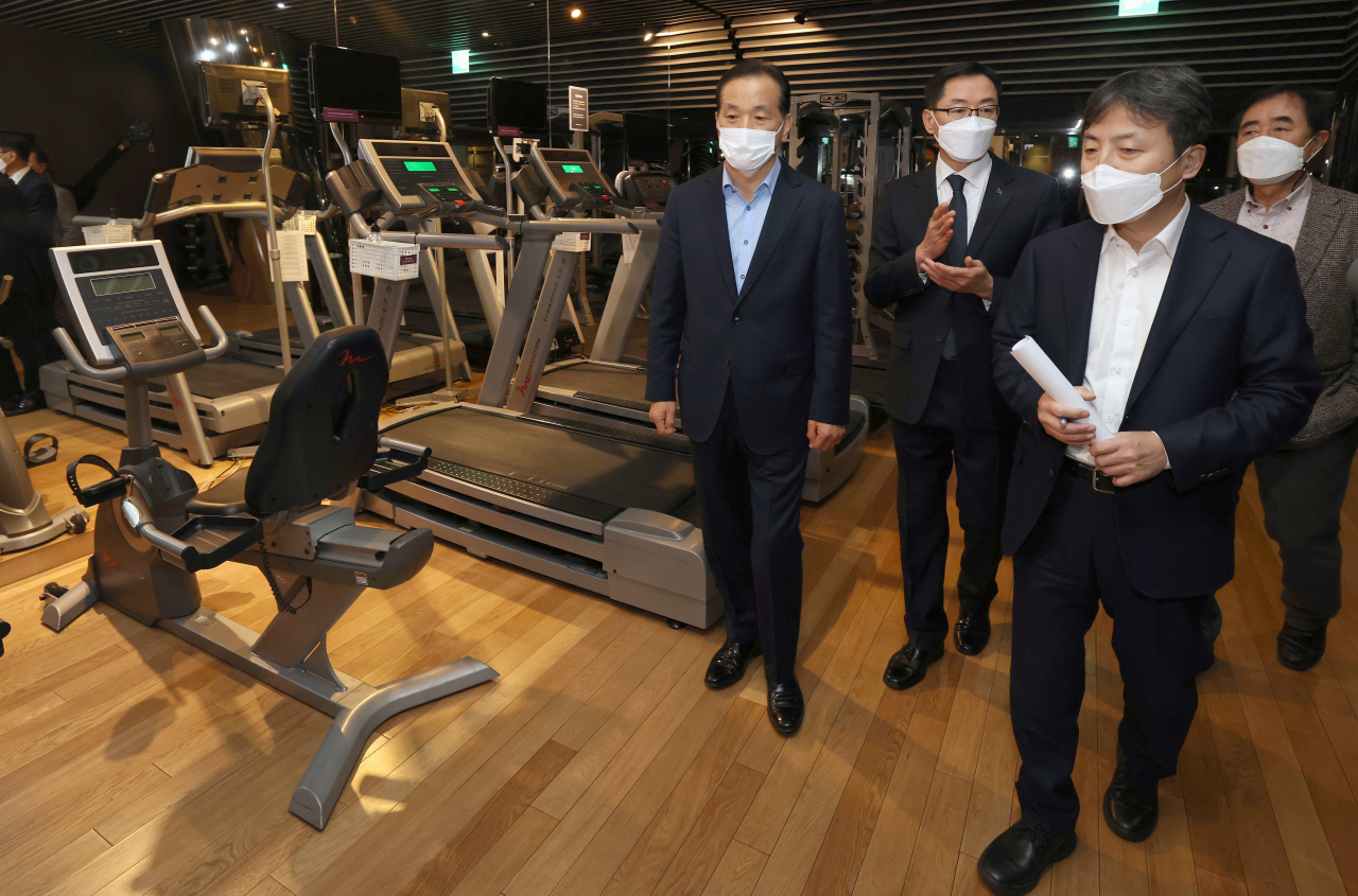 김정배 문체2차관이 호텔 휘트니스 센터 방역상황을 점검하고 있다.