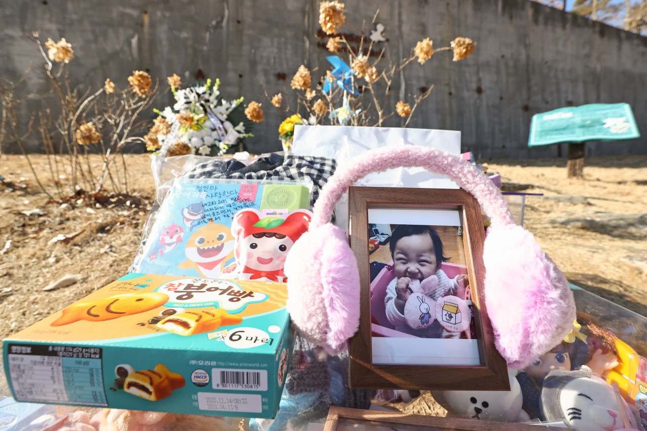 Mourning citizens place gifts and flowers on the toddler's grave in Yangpyeong, Gyeonggi Province. (Yonhap)
