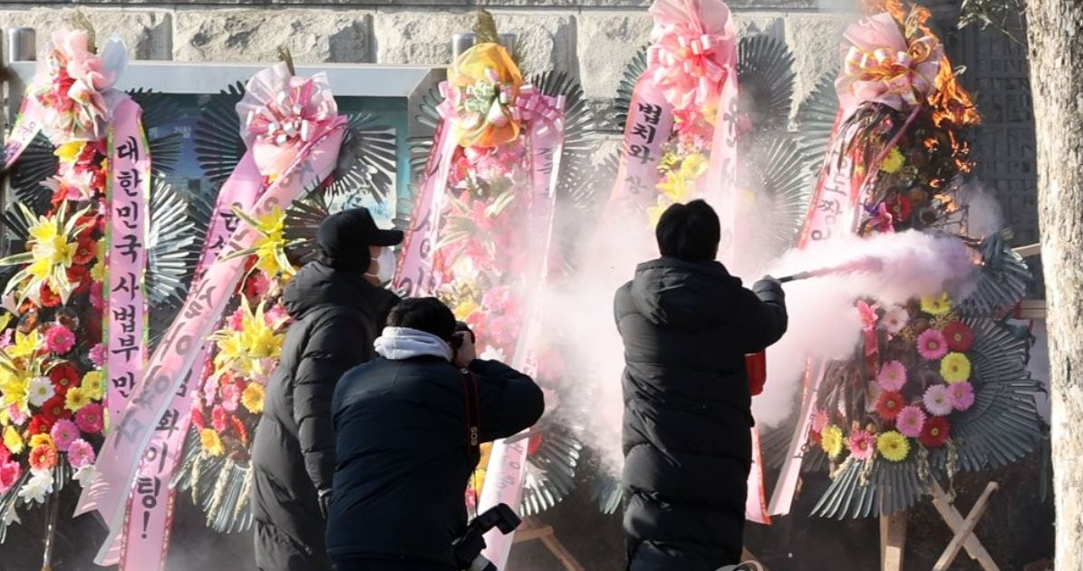 서울 서초구 대검찰청 앞 윤석열 검찰총장에게 온 화환을 진화하는 모습[연합]
