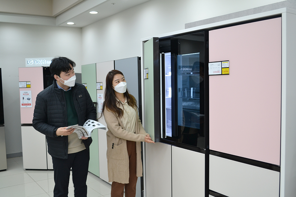 고객들이 전자랜드 매장에서 냉장고를 살펴보고 있다. [사진제공=전자랜드]