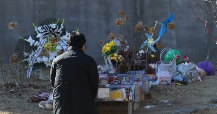 경기 양평 하이패밀리 안데르센 공원묘지를 찾은 한 추모객이 양부모의 학대로 생후 16개월 만에 사망한 피해자를 추모하고 있다.[연합]