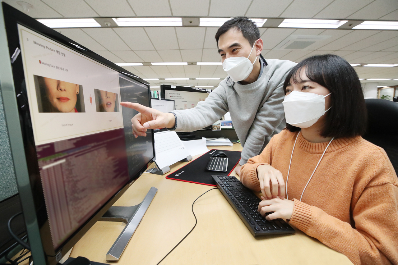 KT융합기술원에 연구원들이 인공지능(AI) 기술을 시연하고 있다. [KT 제공]