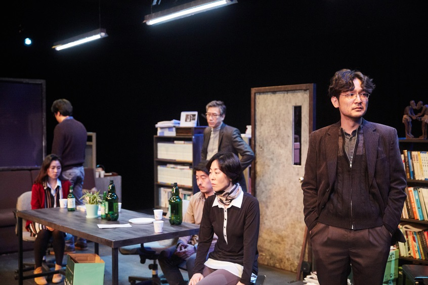 연극 ‘외로운 사람, 힘든 사람, 슬픈 사람’ (2018)[두산아트센터 제공]