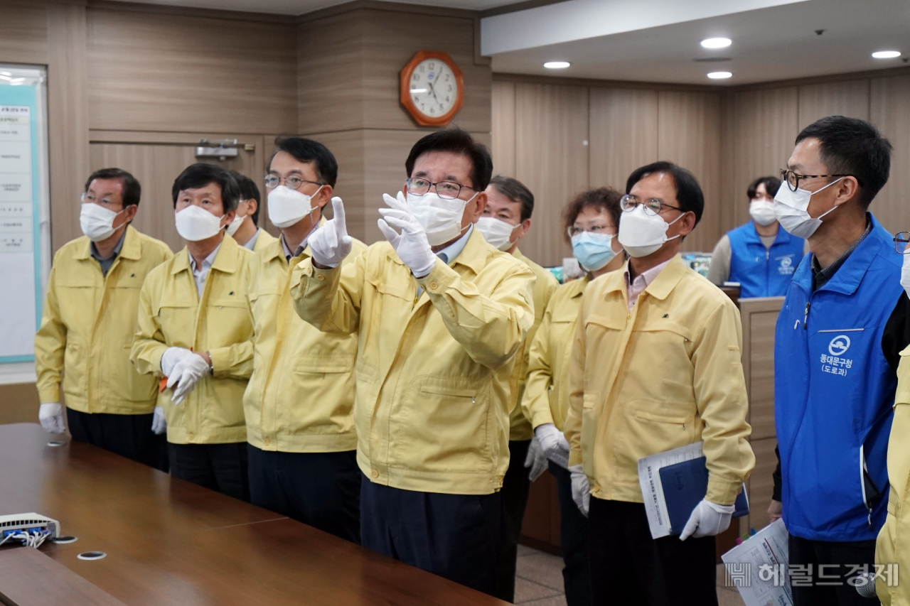 지난해 11월 동대문구재난안전대책본부 개소식에 참석한 유덕열 동대문구청장(사진 가운데)이 겨울철 제설작업의 중요성을 강조하고 있다.[동대문구 제공]