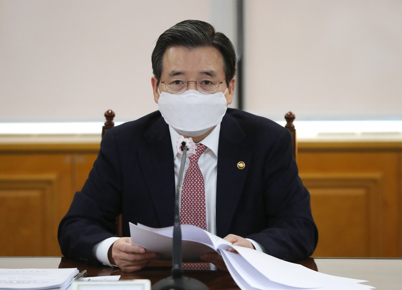 김용범 기획재정부 제1차관이 7일 서울 중구 은행연합회관에서 열린 거시경제금융회의에서 발언하고 있다. 김 차관은 “(코로나) 위기가 남긴 상흔이 생각보다 깊을 수도 있으며, 회복 과정에서 어떤 리스크 요인이 불거질지 예단하기 어렵다”면서도 “우리 실물경제는 코로나 확산세가 지속되는 가운데서도 수출 개선 흐름을 보이며 경제회복의 희망을 이어가고 있다”고 주장했다. [연합]
