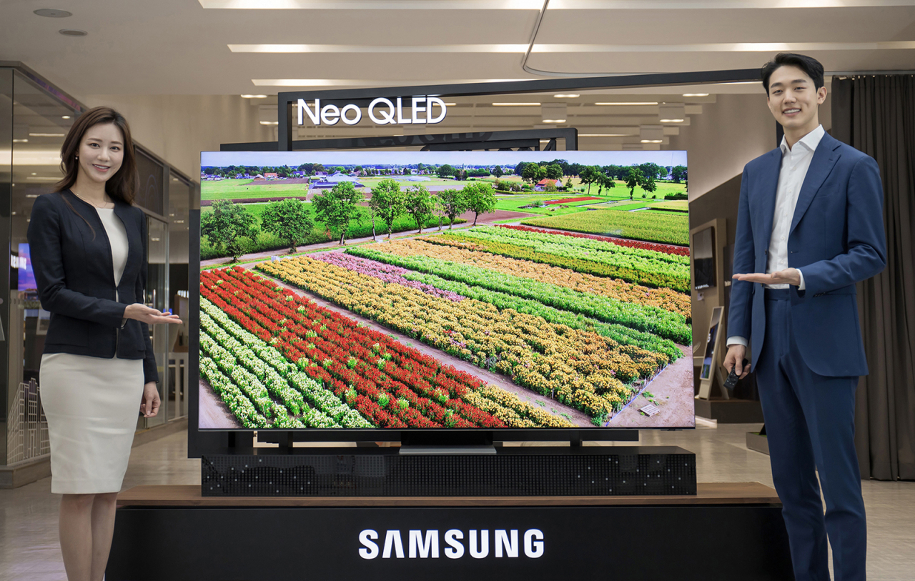삼성전자 소속 모델이 7일 수원 삼성 디지털시티에서 2021년 신제품인 ‘네오(Neo) QLED TV’를 소개하고 있다. [삼성전자 제공]