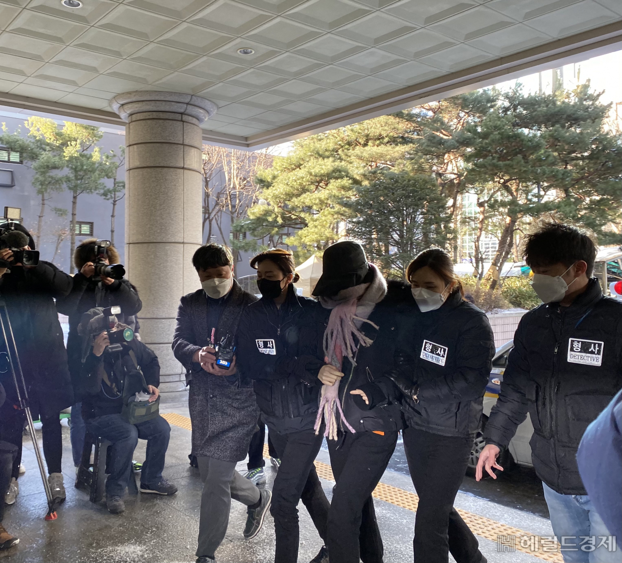 황하나(모자 쓴 사람)가 7일 오전 서울서부지법에서 열린 구속 전 피의자 심문(영장실질심사)에 출석하고 있다. 신주희 기자/joohee@heraldcorp.com