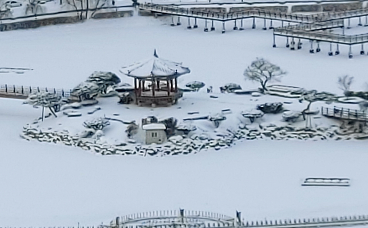 7일 오전 충남 서산시 예천동 중앙호수공원에 많은 눈이 내려 한 폭의 동양화를 연상케 하고 있다. [연합]