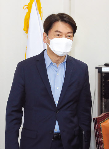 국민의힘과 안철수 국민의당 대표간 ‘서울시장 보선’ 보수 야권 단일화 신경전이 이어지고 있다. 전날 깜짝 회동한 김종인 국민의힘 비대위원장과 안 대표가 7일 오전 국회에서 열린 각 소속당의 회의에 참석하기 위해 회의장에 들어서고 있다. 이상섭 기자