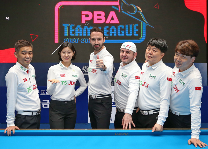 팀리그 1위를 달리고 있는 TS·JDX 팀. 표정에서 여유와 멋이 넘친다. [PBA 제공]