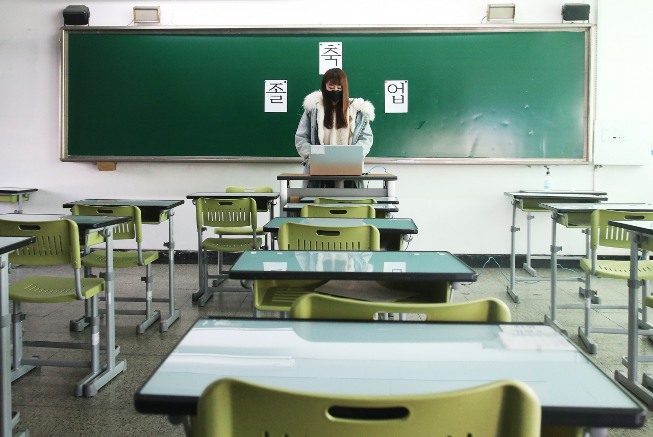 7일 오전 경기도 수원시 팔달구 수원고등학교에서 열린 졸업식이 '코로나19' 확산에 따라 온라인으로 진행되고 있다. [연합]