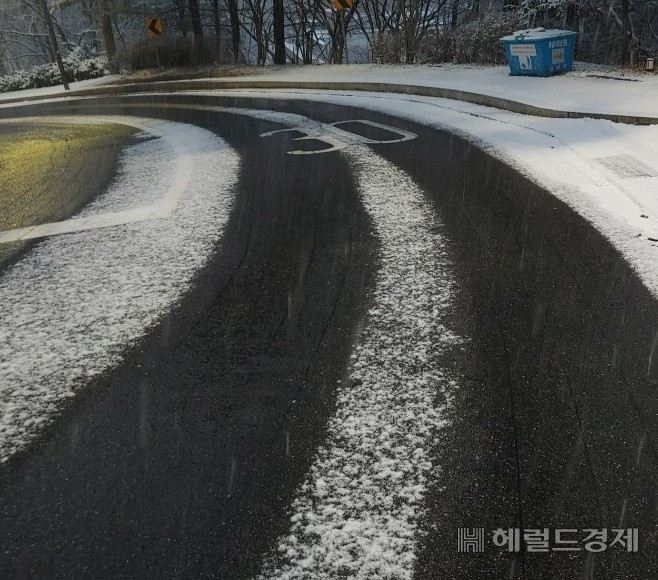도로 포장 아래에 설치된 열선이 가동해 차도 위에 눈이 쌓이지 않은 모습. [성북구 제공]