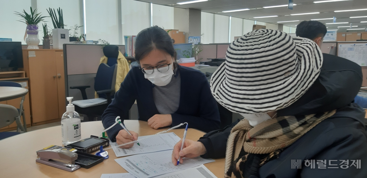 임대차 계약 만료 전 문자알림서비스를 받고 구청을 찾은 한 민간 임대주택 사업자가 변경신고서를 작성하고 있다. [성동구 제공]