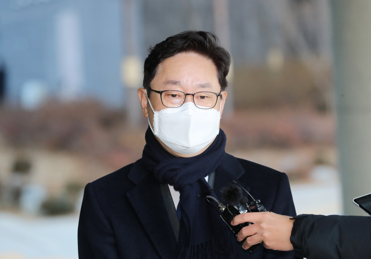 박범계 법무부 장관 후보자가 6일 오전 인사청문회 준비사무실이 있는 서울고등검찰청으로 출근하며 취재진 질문에 답하고 있다. [연합]