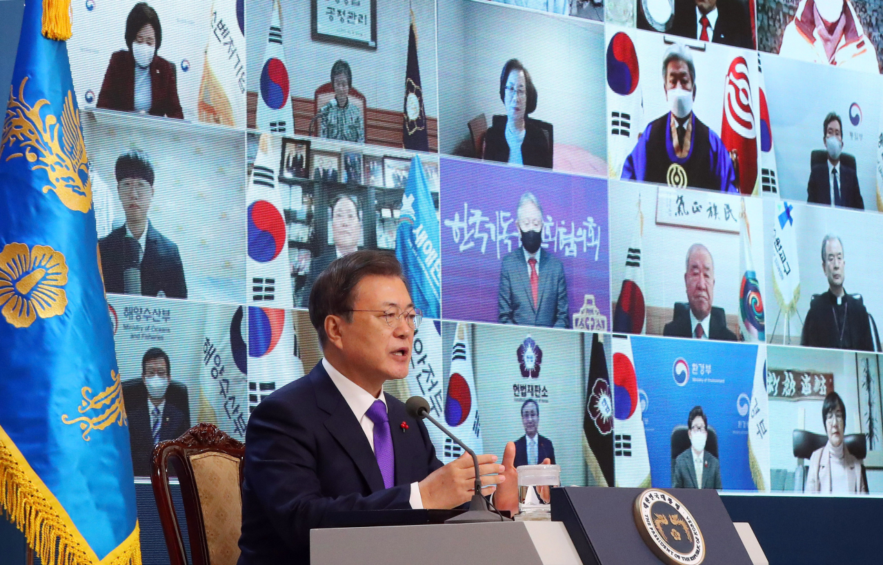 문재인 대통령인 7일 온라인 신년인사회에서 발언하고 있다.[연합]