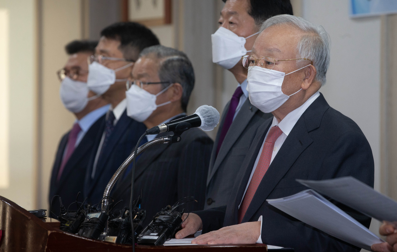 Korea Enterprises Federation Chairman Sohn Kyung-shik (right), accompanied by representatives of other key business organizations, speak at a press conference protesting the legislation of the workplace disaster bill on Wednesday. (Yonhap)