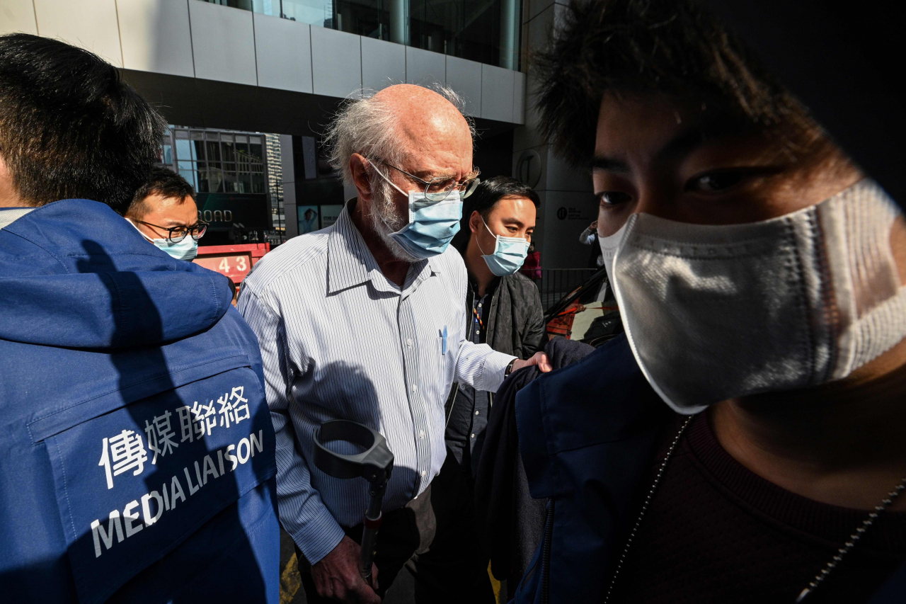 6일 홍콩 센트럴 지역에서 로펌 '호쓰와이 앤드 파트너스' 소속 사무 변호사인 미국인 존 클랜시가 국가보안법(홍콩보안법) 위반 혐의로 체포된 후 경찰에 연행되고 있다. 홍콩 경찰은 이날 홍콩보안법 중 국가전복을 꾀한 혐의로 범민주진영 인사 50여명과 함께 클랜시 변호사도 체포했다. 연합뉴스
