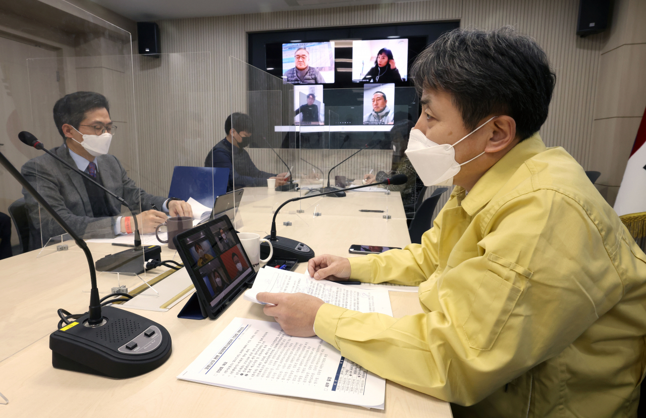 김정배 문화체육관광부 제2차관(오른쪽)이 7일 서울 용산구 문체부 스마트워크센터 회의실에서 화상을 통해 실내체육시설업계 협·단체장과 간담회를 갖고 코로나19 관련 세부방역지침을 논의하고 업계 의견을 청취하고 있다./문체부 제공