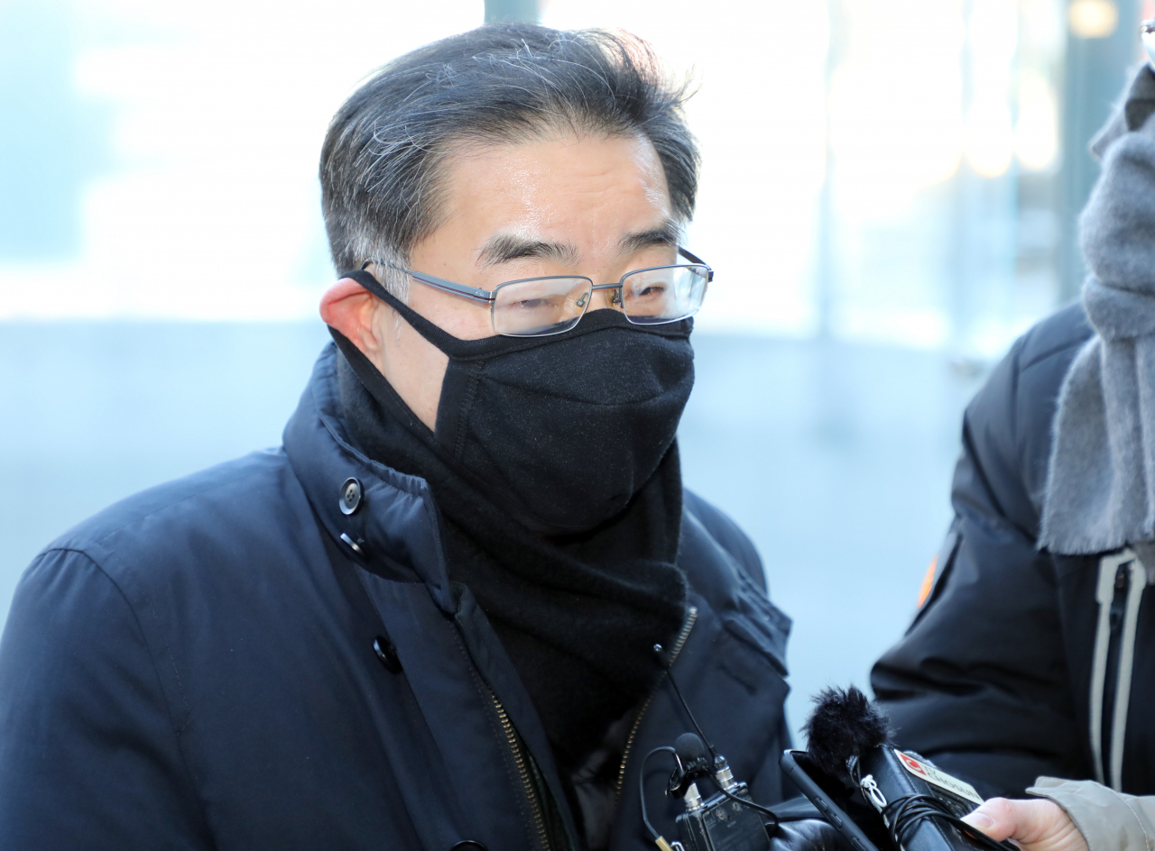 야당 측 공수처장 후보 추천위원인 이헌 변호사가 7일 서울행정법원에서 열린 공수처장 후보 추천 의결 집행정지 심문기일에 출석하며 기자들의 질문에 답하고 있다. 이헌 변호사는 지난 달 28일 이건리 국민권익위 부위원장과 김진욱 헌법재판소 선임연구관이 공수처장 최종 후보로 선정되자 "야당 측 추천위원의 참석 없이 표결을 강행해 절차적 정당성을 무시했다"며 추천의결 무효확인 본안 소송과 집행정지 신청을 함께 냈다. 연합뉴스