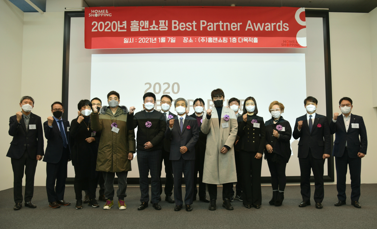 김옥찬 홈앤쇼핑 대표(왼쪽 8번째)가 서울 홈앤쇼핑 본사에서 ‘베스트파트너 어워즈’ 행사를 열어 우수 협력사 10곳에 대한 시상하고 있다.[홈앤쇼핑 제공]