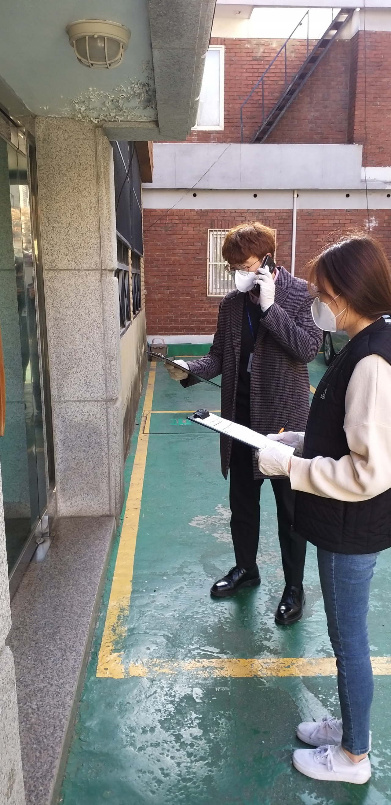지난해 11월 20일 강북구 자가격리자 점검반이 자가격리장소에서 이탈여부를 불시 확인하고 있다. [강북구 제공]