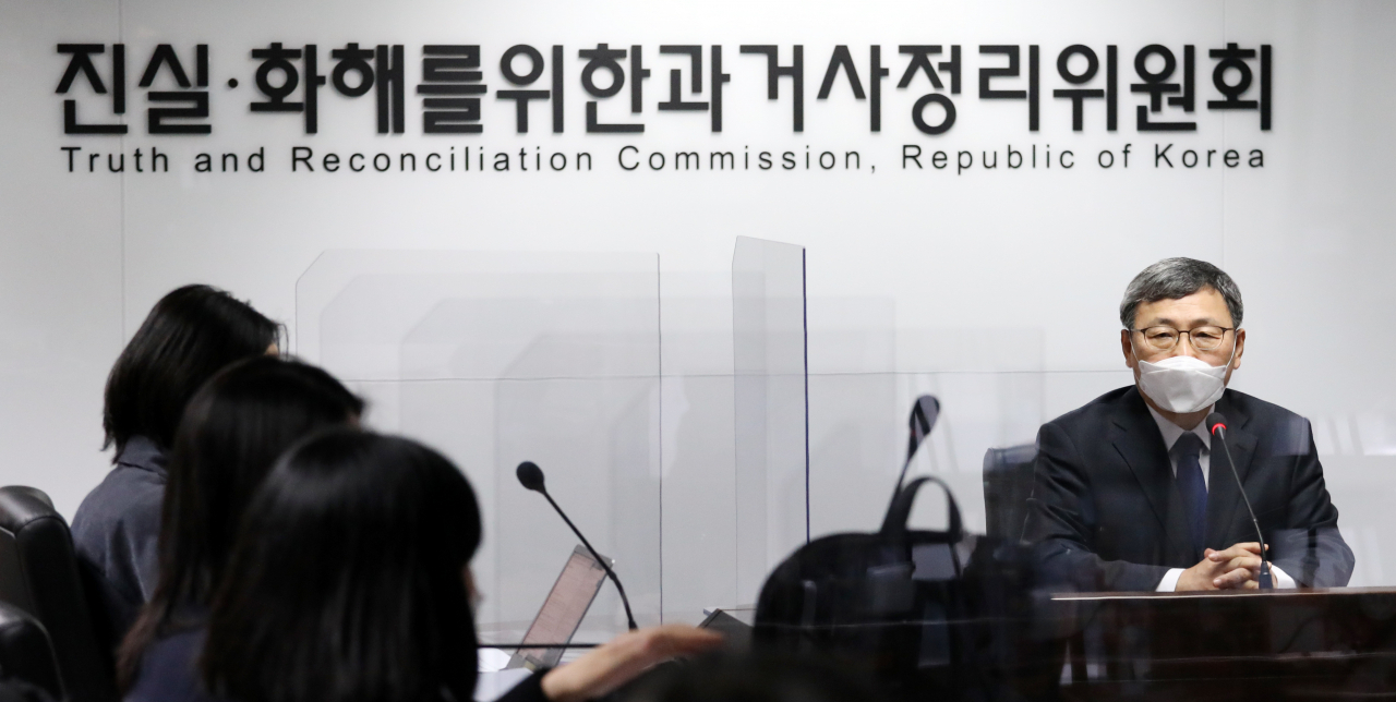 진실·화해를 위한 과거사정리위원회 2기 정근식 위원장이 지난달 10일 중구 남산스퀘어 과거사정리위원회에서 기자간담회를 하고 있다. 이날부터 공식적으로 활동을 시작한 진실·화해를위한과거사정리위원회 2기는 그동안 제대로 조사가 이뤄지지 않았던 인권탄압 사건과 1기 위원회에서 진실규명이 이뤄지지 않았던 과거사 문제를 해결할 예정이다. [연합]