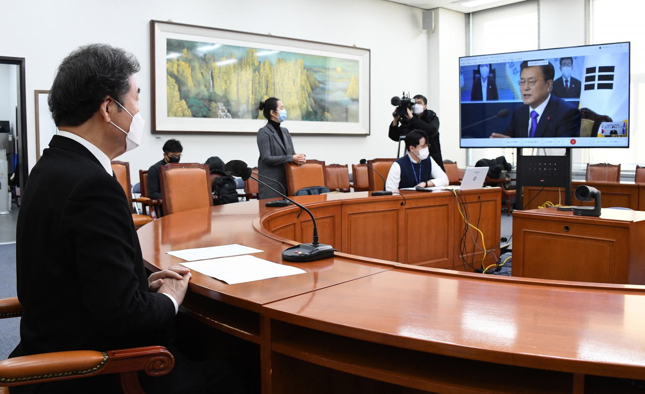 이낙연 더불어민주당 대표가 7일 국회 당대표실에서 2021 국민과함께하는 신년인사회에 화상으로 참석해 문재인 대통령의 인사말을 듣고 있다. [연합]