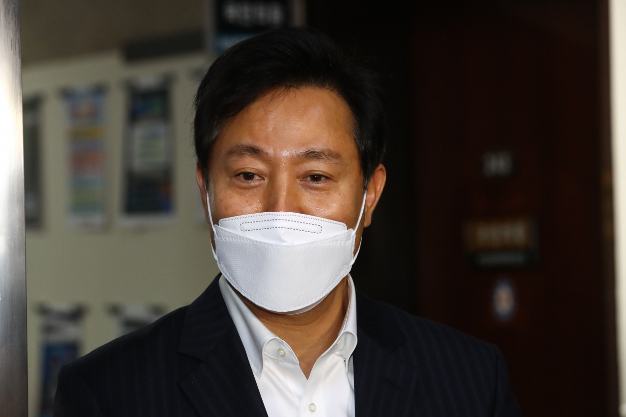 오세훈 전 서울시장이 7일 서울 여의도 국회에서 조건부 출마 선언을 내놓고 기자들의 질문에 답하고 있다. [연합]