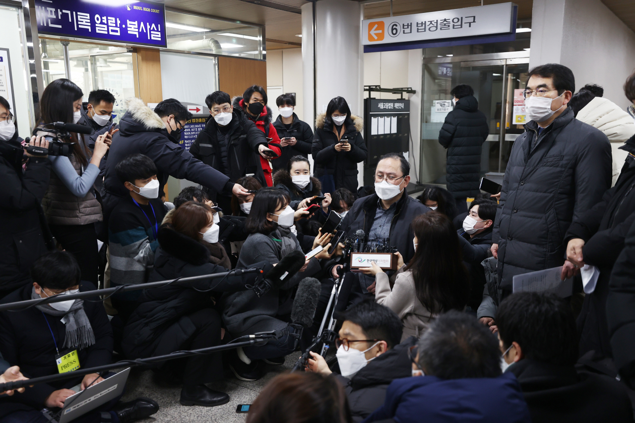 8일 오전 서울 서초구 중앙지법에서 고(故) 배춘희 할머니 등 위안부 피해자 12명이 일본 정부를 상대로 제기한 손해배상 청구 소송의 1심 선고기일이 열렸다. 김강원 변호사가 재판을 마친 뒤 취재진 질문에 답하고 있다. [연합]