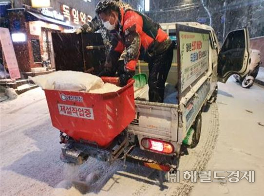 6일 저녁 재설대책 비상근무에 따라 마포구청 직원들이 염화칼슘을 살포하고 있다. [마포구 제공]