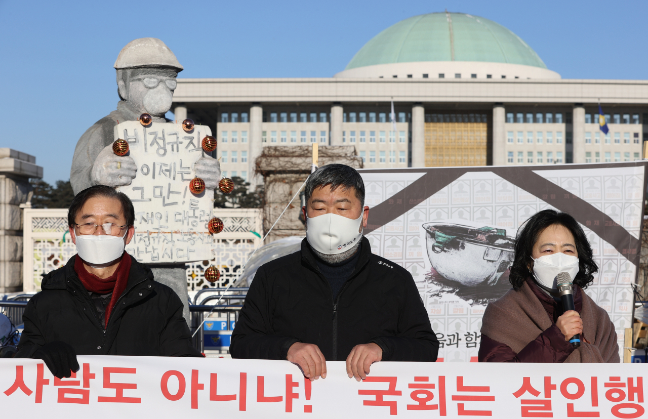 한국노총 관계자들이 8일 오전 서울 영등포구 국회 앞에서 5인 미만 사업장 중대재해기업처벌법 적용 제외 규탄 기자회견을 하고 있다. [연합]