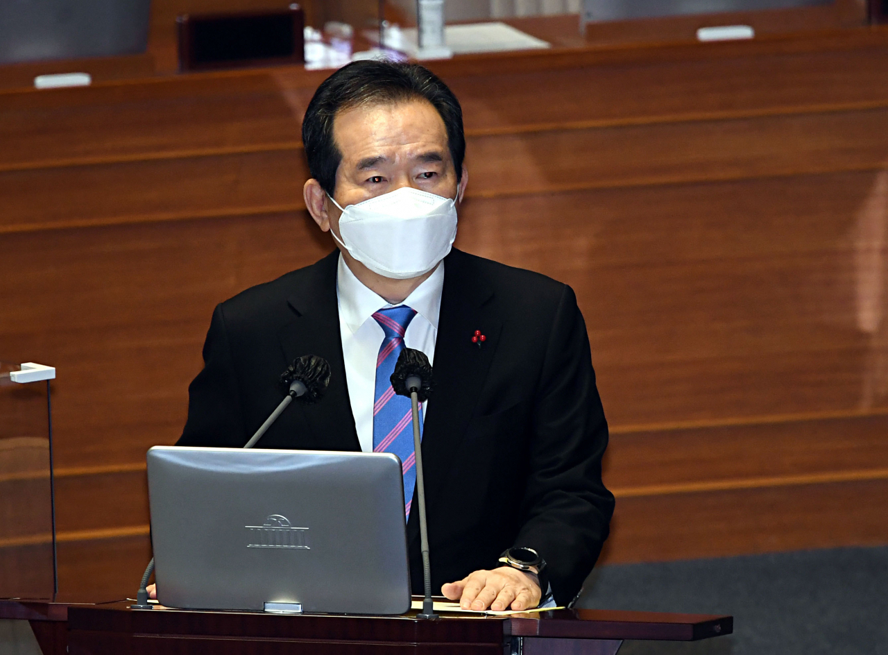 정세균 국무총리가 8일 오전 서울 여의도 국회 본회의장에서 열린 코로나19 방역 실태 및 백신 수급 현황 점검을 위한 긴급현안질문에 참석해 답변하고 있다. ［연합］