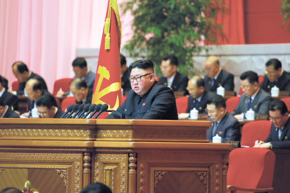 북한이 제8차 노동당 당대회를 이어가고 있는 가운데 당 기관지 노동신문은 8일 전날 진행된 3일차 당대회 소식을 보도했다. 신문은 김정은 국무위원장이 전날 사업총화 보고에서 “조성된 형세와 변천된 시대적 요구에 맞게 대남문제를 고찰했으며 대외관계를 전면적으로 확대·발전시키기 위한 우리 당의 총적 방향과 정책적 입장을 천명했다”고 전했다. [평양 노동신문=뉴스1]