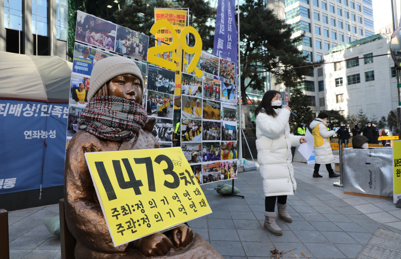 지난 6일 서울 종로구 옛 주한일본대사관 앞에서 정의기억연대가 일본군 성노예제 문제 해결을 위한 1473차 수요시위를 하고 있다. 올해는 수요시위가 시작된 지 만으로 29년 되는 해다. [연합]