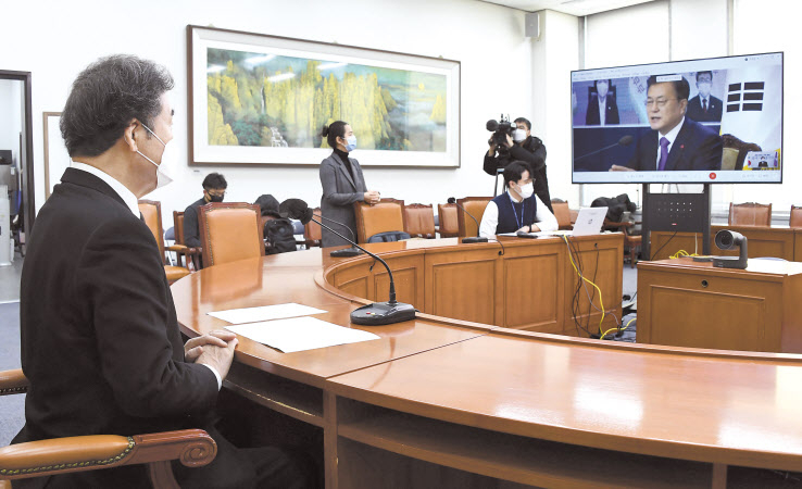 더불어민주당 이낙연 대표가 7일 국회 당대표실에서 2021 국민과함께하는 신년인사회에 화상으로 참석해 문재인 대통령의 인사말을 듣고 있다. [연합]