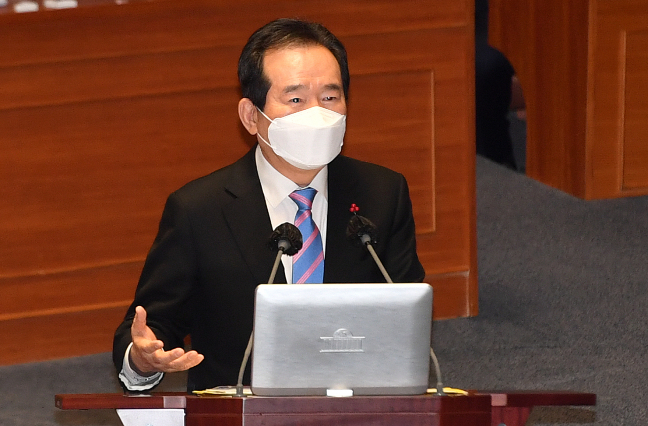 정세균 국무총리가 8일 오전 서울 여의도 국회 본회의장에서 열린 신종 코로나바이러스 감염증 방역 실태 및 백신 수급 현황 점검을 위한 긴급현안질문에 참석해 답변하고 있다. [연합]