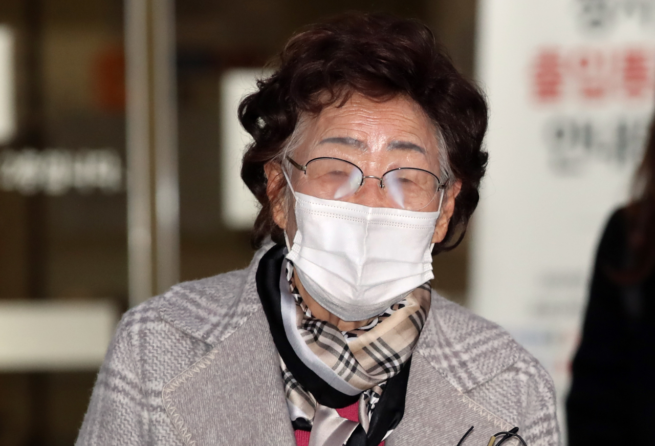 일본군 위안부 피해자 이용수 할머니가 2020년 11월 11일 오후 서울 서초구 서울중앙지법에서 열린 일본 정부 상대 손해배상 청구 소송 마지막 변론기일에 증인으로 출석한 뒤 법정을 나서며 취재진 질문에 답하고 있다. [연합]