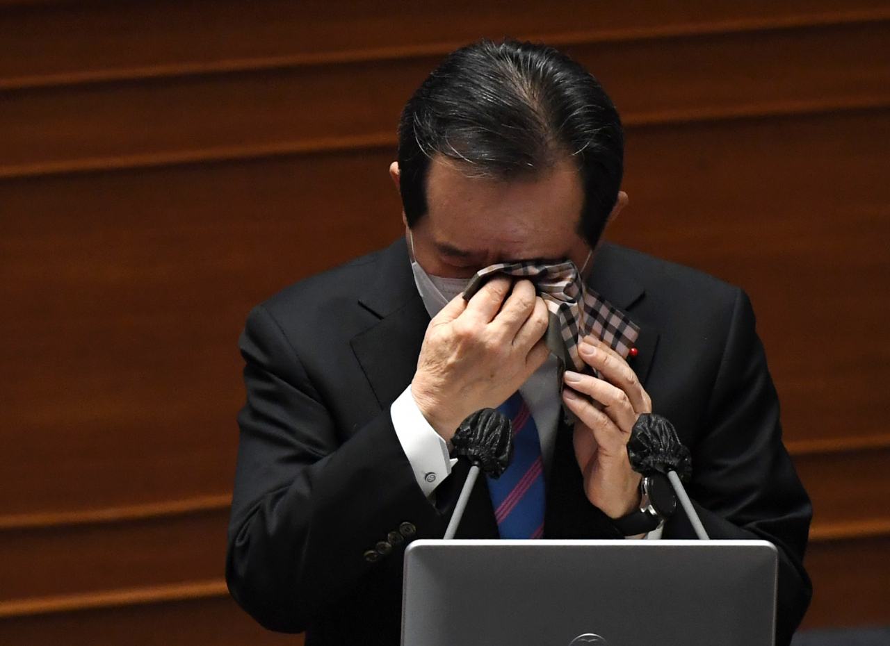 정세균 국무총리가 8일 서울 여의도 국회 본회의장에서 열린 코로나19로 인한 방역실태, 백신 수급 상황 및 접종 시기에 대한 긴급현안질문에서 피해를 본 소상공인자영업자 대한 발언 중 눈시울을 붉히고 있다. [연합]