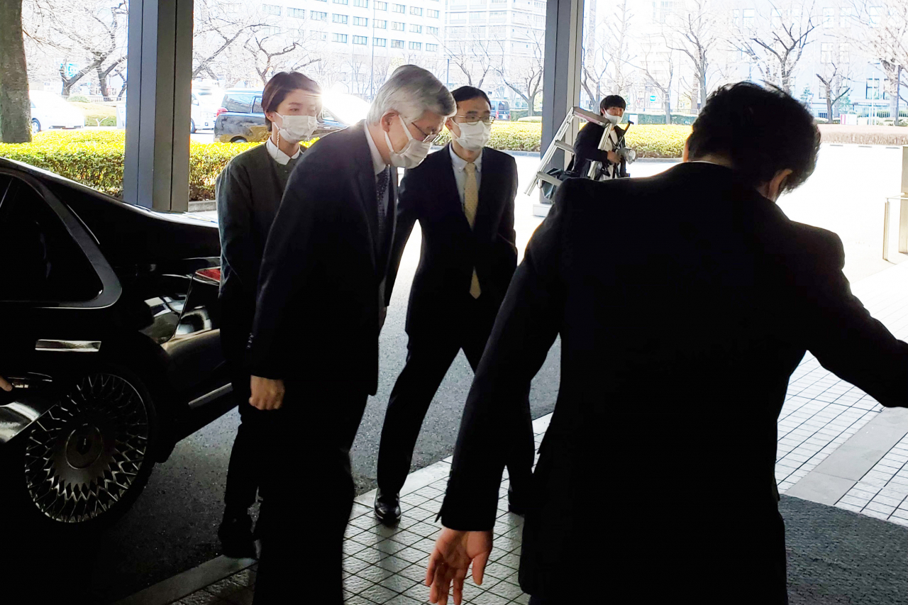 8일 일본군 위안부 피해자에게 일본 정부가 배상해야 한다는 한국 법원의 판결이 내려진 직후 남관표 주일본 한국대사가 일본 도쿄의 외무성 청사에 초치되고 있다. 일본 외무성 측은 남 대사를 불러 한국 법원 판결을 수용할 수 없다며 항의했다. [연합]