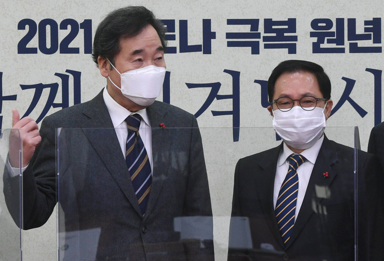 더불어민주당 이낙연 대표(왼쪽)가 8일 오후 서울 여의도 국회에서 유영민 신임 대통령 비서실장을 접견하고 있다. [연합]