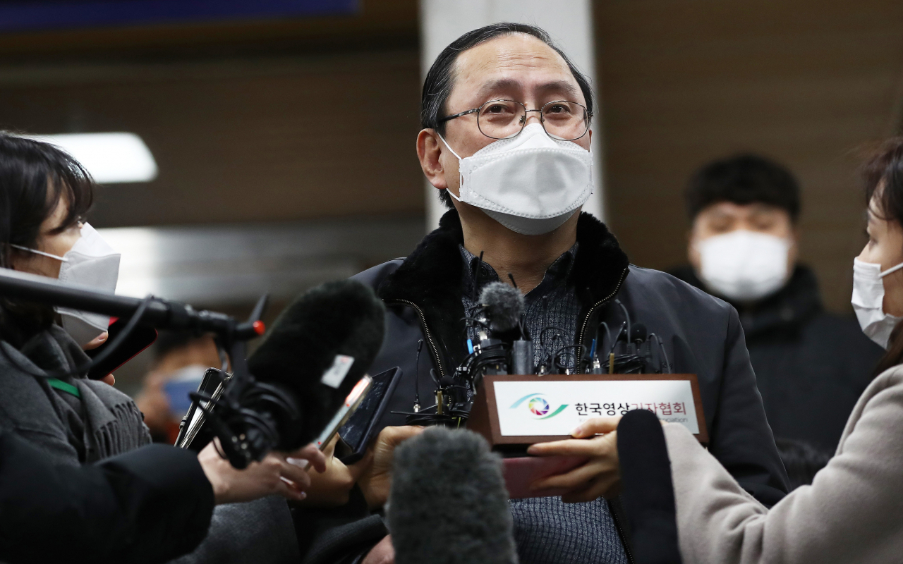 일본군 위안부 피해자들이 일본 정부를 상대로 낸 손해배상 청구 소송에서 처음으로 승소했다. 서울중앙지법은 8일 고(故) 배춘희 할머니 등 위안부 피해자 12명이 일본 정부를 상대로 제기한 손해배상 청구 소송에서 “원고들에게 1인당 1억원을 지급하라”고 원고 승소로 판결했다. 위안부 피해자들이 일본 정부를 상대로 우리나라 법원에 낸 손해배상 청구 소송은 여러 건 있으나, 이 중 판결이 선고된 것은 이번이 처음이다. 이날 할머니 측 소송대리인인 김강원 변호사가 재판을 마친 뒤 취재진 질문에 답하고 있다. [연합]