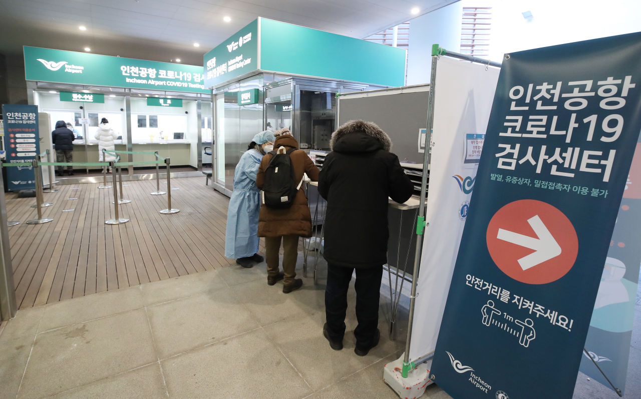 People register for COVID-19 diagnostic tests at the Incheon International Airport on Friday. (Yonhap)