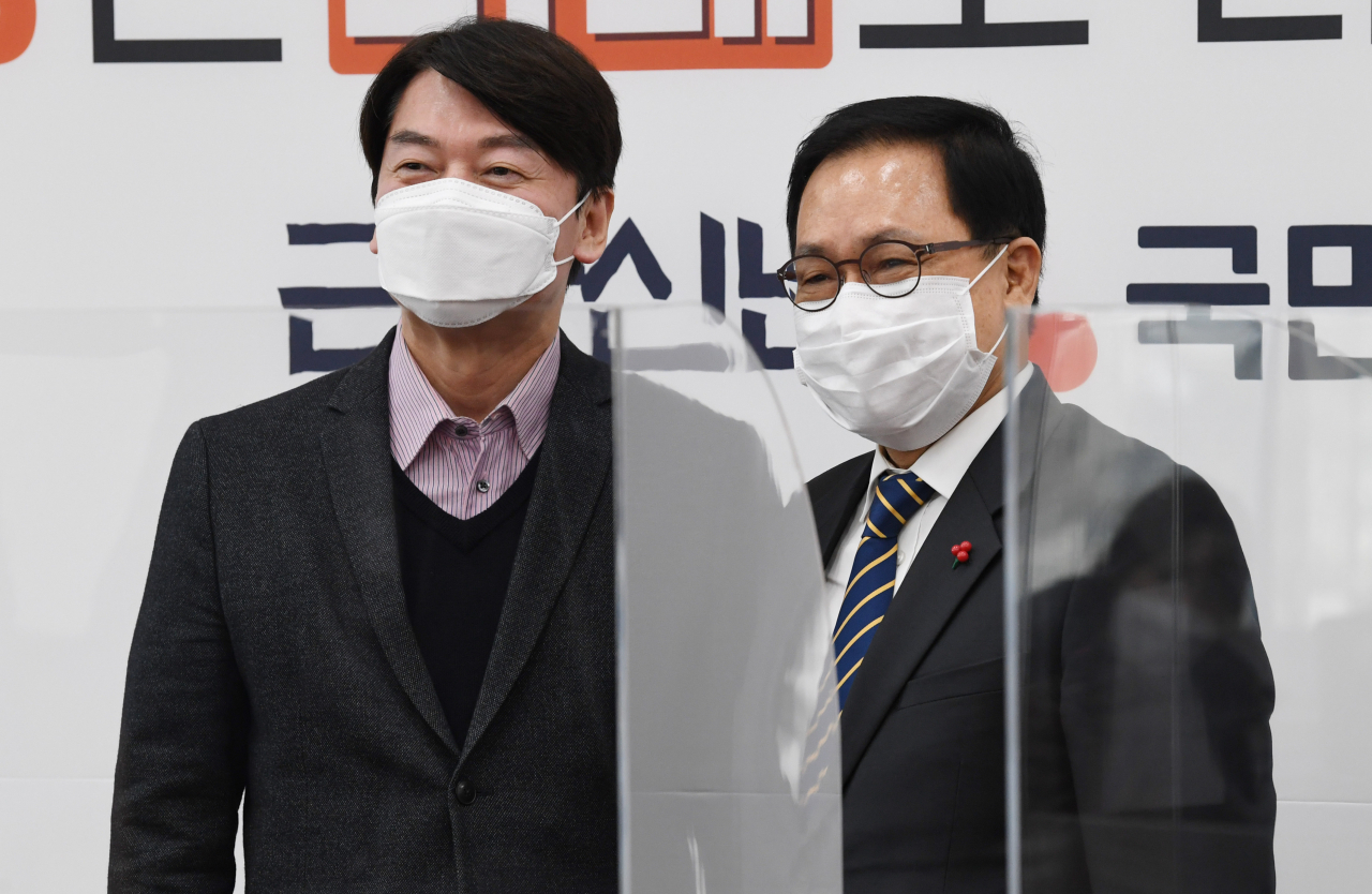 안철수 국민의당 대표가 8일 서울 여의도 국회에서 취임 인사차 방문한 유영민 신임 대통령 비서실장을 접견하고 있다. [연합]
